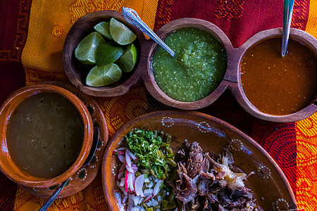 墨西哥切碎的羊肉 热辣酱和花彩桌布上的汤肉汤食物牛肉蔬菜菜单餐厅美食篮子辣酱午餐图片
