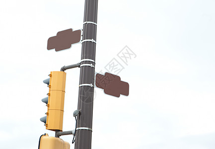 棕色空白街道标志和交通灯图片