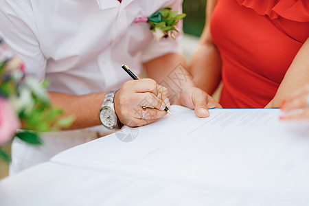 新郎在婚礼仪式上签结婚证 特写时签字图片