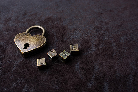 爱形挂锁钥匙和爱词念日婚姻忠诚情人友谊金属城堡文化热情礼物图片