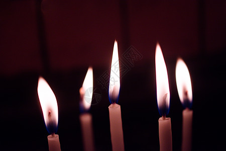 圣诞节背景上的蜡烛火 蜡烛在晚上燃烧沉思教会烧伤宗教火焰庆典纪念馆烛光死亡灯芯图片