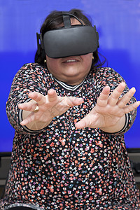 女人用VR耳机吓吓人图片