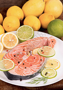 红鱼牛排和白柠檬片海鲜鱼片餐厅文化产品迷迭香乡村托盘盐水牛扒图片