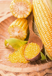 白色背景的绿色叶子生玉米内核谷物棒子解雇碎粒产品核心食物粮食勺子图片