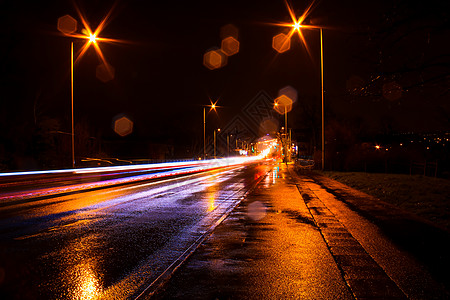 晚上从车前灯下开走耀斑车辆运动运输光绘汽车城市红色交通旅行图片