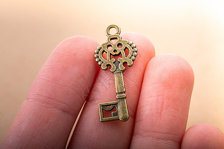 手握旧式装饰键挂锁古董钥匙自由金属解决方案财产入口商业房子图片