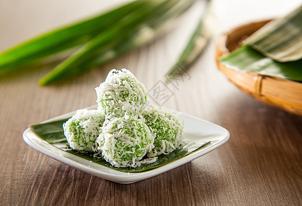 Onde onde是一种传统的马来小吃 由米球制成 里面装满了棕色糖 涂有花椰子椰子马来语食品糯米文化糕点美食食物甜点汤圆图片