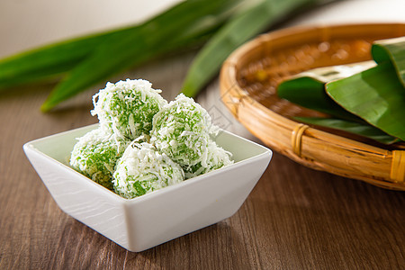 Onde onde是一种传统的马来小吃 由米球制成 里面装满了棕色糖 涂有花椰子食物甜点马来语食品糯米糕点文化美食汤圆椰子图片