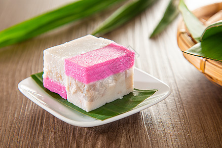 蛋糕点马来西亚Peranakan文化传统零食Kuih Talam由板叶和椰子制成糖果马来语小吃大小蛋糕早餐糕点美食青金糕食物背景