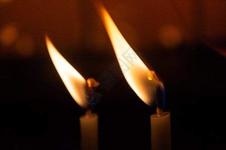 圣诞节背景上的蜡烛火 蜡烛在晚上燃烧烧伤火焰黄色死亡宗教庆典辉光烛光灯芯教会图片