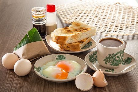 马来西亚的东方早餐套餐 包括咖啡 纳西利麦 面包面包和半煮蛋传统鸡蛋包子牛奶黄油早餐杯子咖啡馆咖啡店食物图片