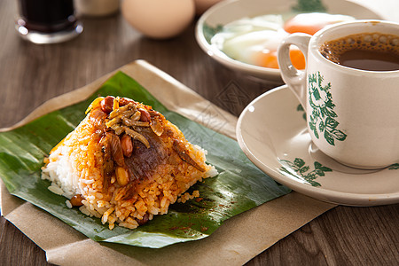 马来西亚的东方早餐套餐 包括咖啡 纳西利麦 面包面包和半煮蛋牛奶早餐杯子食物咖啡店传统咖啡馆鸡蛋黄油包子图片