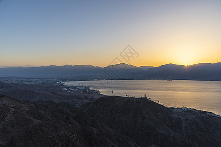 黎明升至亚喀巴山外 红海上空日出 看看以色列伊拉特的什洛莫山地质学岩石科学气氛国家冒险地球沙漠橙子顶峰图片