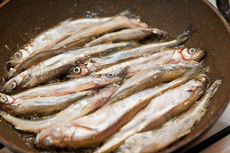 黑木瓜里烤面包的欧洲熔岩西鲱鳀鱼营养尾巴宏观美食油炸盘子食物饮食图片