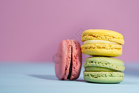 粉色和蓝色背景的法式甜点马卡龙 在彩色背景上的现代马卡龙小吃糕点酥皮婚礼饼干味道巧克力糖果蛋糕食物图片