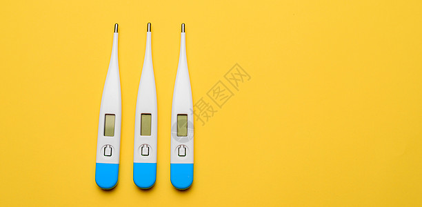 电子体温计 在黄色背景上的电子温度计 温度测量 安全温度计 现代医疗设备 科学和医学 关于安全温度计的文章 技术 复制空间医院控图片