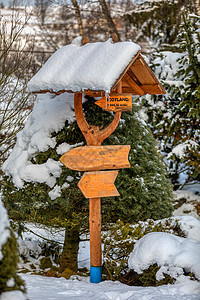 冬季花园中美丽的路标天气木头人行道目录旅行季节踪迹游客公园路线图片