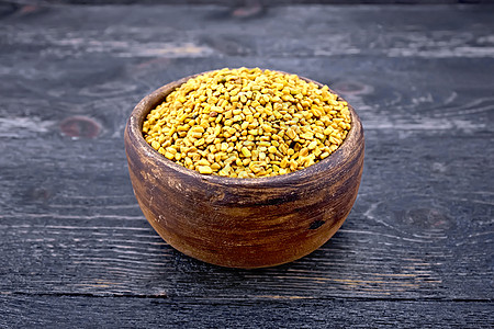 Fenugreek 黑板上粘土碗图片