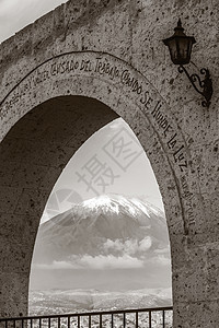 秘鲁阿雷基帕火山米斯蒂火山的单色观点 由雅纳瓦拉广场拱门标定图片