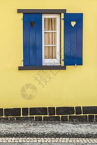 带红心和黄墙的蓝窗口图片