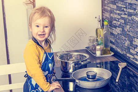 可爱的小孩在厨房里摆姿势图片