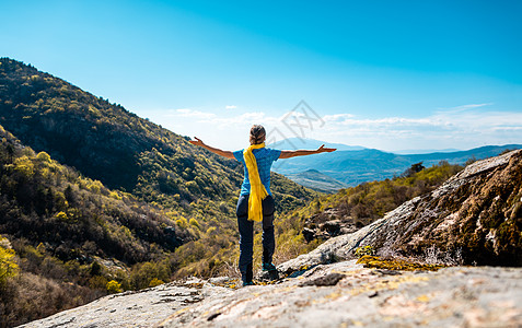 享受山区地貌自由的徒步女婴双臂风景旅游游客登山乐趣快乐丘陵活动山脉图片