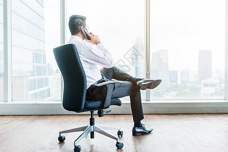 商业商坐着在电话上交谈的后视线领导者权威性金融椅子专家摩天大楼生意商务领导协调员图片