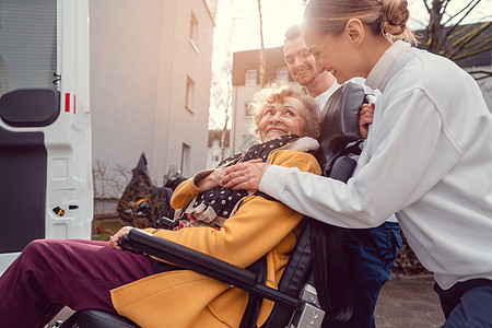 交通部门接走的轮椅上高龄妇女;图片
