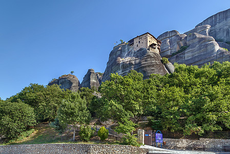 希腊修道院观悬崖建筑学旅游绿色地标天空建筑吸引力宗教旅行图片