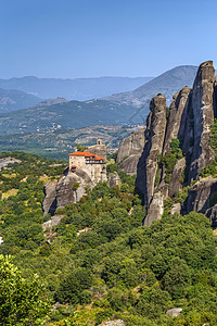 希腊修道院观岩石建筑学悬崖吸引力旅游宗教教会天空地标旅行图片