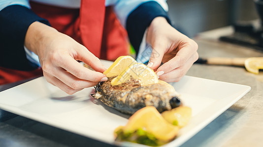 餐厅主厨 把食物放在菜盘上 马上就要送饭了白色职业质量厨房酒店烹饪商业躯干女士菜肴图片