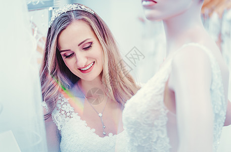 新娘喜欢在婚礼店铺的模特上穿着礼服图片