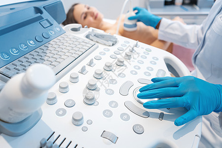 进行超声波扫描以预防乳腺癌的女病人人数女士检查咨询诊断访问测试医生医师医院乳腺图片