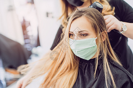 大流行病期间的美发师和客户防毒面具安全美发隔离发型师头发口罩社交理发师梳子情感图片