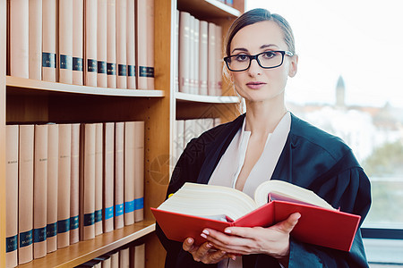 从事图书馆难读案件的律师在图书馆工作律师阅读眼镜商业办公室法书事务所商务法律部长袍职业图片