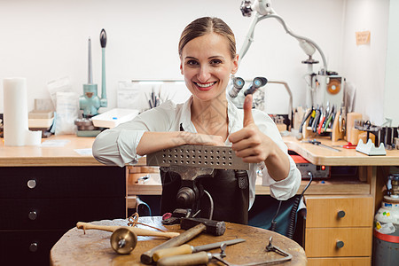 一名金匠在车间的肖像 站在各种工具中工艺女士维修修理珠宝商业工匠手工作坊工作图片