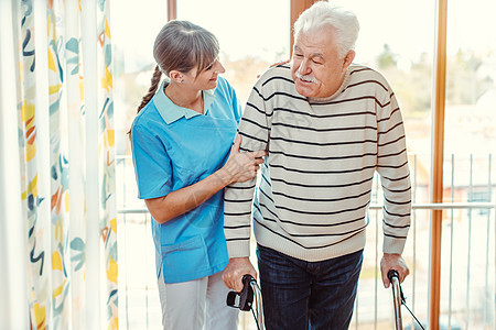 护士帮助老年男子在养老院使用步行框架的护士祖父照顾者老人医学助步器服务男人老年人职员团体图片