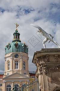 夏洛特堡宫是柏林德国最大的宫殿 也是该城唯一幸存的皇室官邸地标文化吸引力游客历史性住宅版税风格艺术金子图片