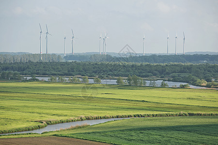 德国附近有田地和风车的美丽乡村景观场景天空绿色植物季节农村爬坡树木国家农业旅行图片