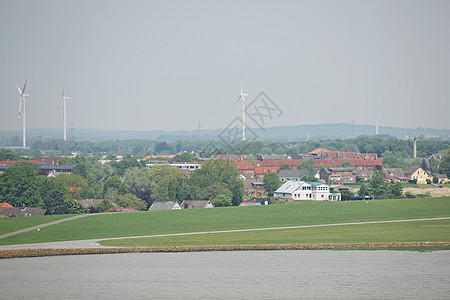 在德国基尔运河附近产生可再生绿色能源的风车电厂和涡轮机 在Kiel运河附近爬坡绿色植物太阳草地旅行农场活力螺旋桨水路涡轮图片