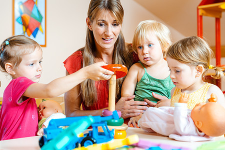 儿童在幼儿园学习和玩耍中喜悦时间女士戒指中心谜语玩具朋友们闲暇孩子图片