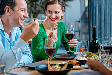 人们在高档餐厅吃和喝着开心的餐饮背景图片