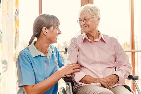 养老院中老年妇女护理员照顾者老人团体职员退休残障轮椅老年疗养院护士图片