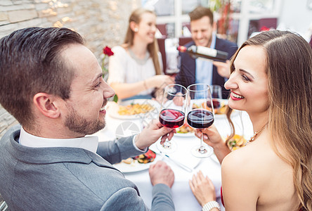 男人和女人在餐饮方面玩得开心 吃饭喝酒图片
