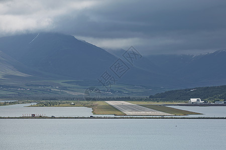 从冰岛阿库雷里机场跑道尽头的景象看 一架小飞机正在起飞峡湾旅行海岸风景海岸线城市海景山脉火山海洋图片