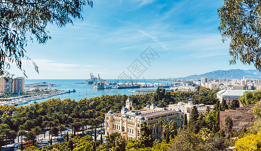 黄昏时在马拉加港旧址的灯塔景观城市船舶港口历史性码头地标图片