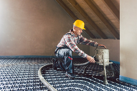 建筑工地工人为楼下加热安装水管水泥砂浆工匠职业工作服房子劳动建筑工人地板承包商图片