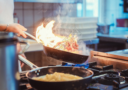 厨师在餐厅厨房做饭成人食物躯干商业男人气体男性烤箱炊具火炉图片