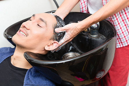 洗客户头发的理发员造型师洗发水客厅护理工作理发卫生泡沫职业身体图片