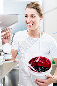 她店里的冰淇淋制造器店铺制冰机机器咖啡店甜点女士圣代营业员乐趣微笑图片